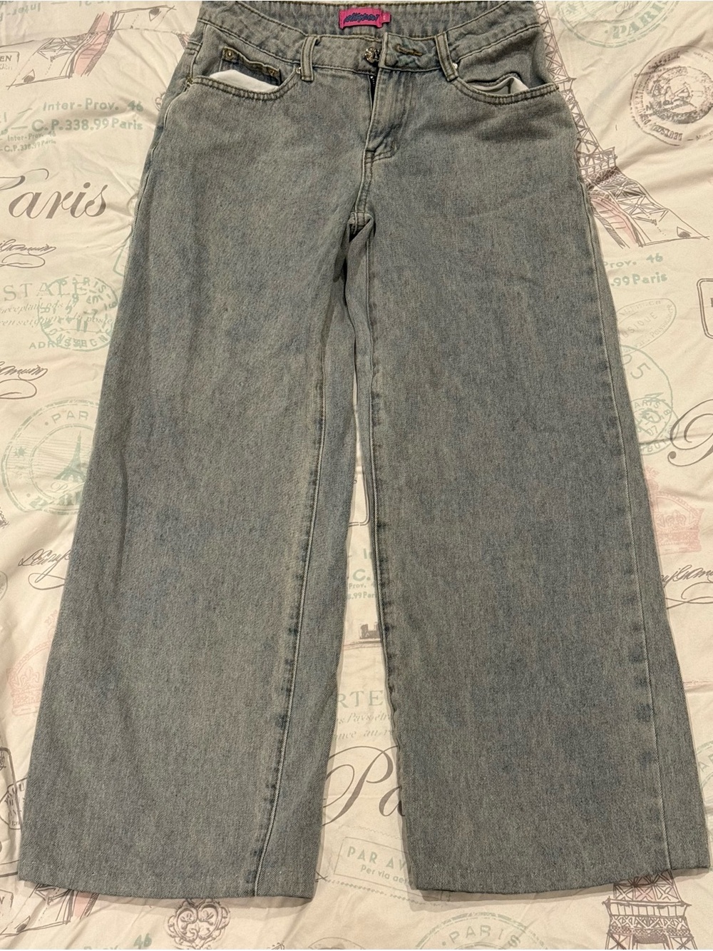 EDIKTED JEANS PINK BOW EMBROIDERY